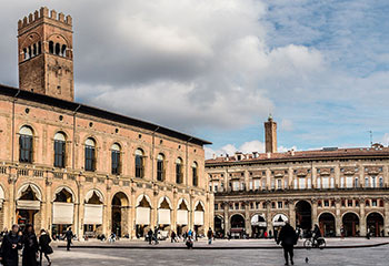 Piazza Maggiore e la fontana del Nettuno a Bologna