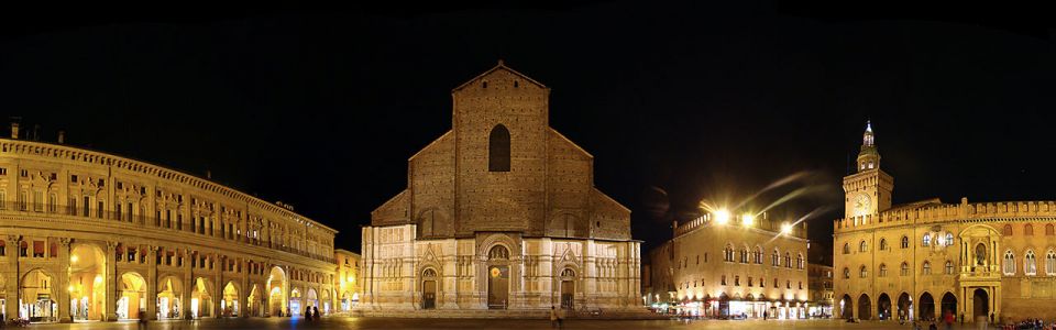 Bologna da vedere Piazza Maggiore basilica San Pietro di notte