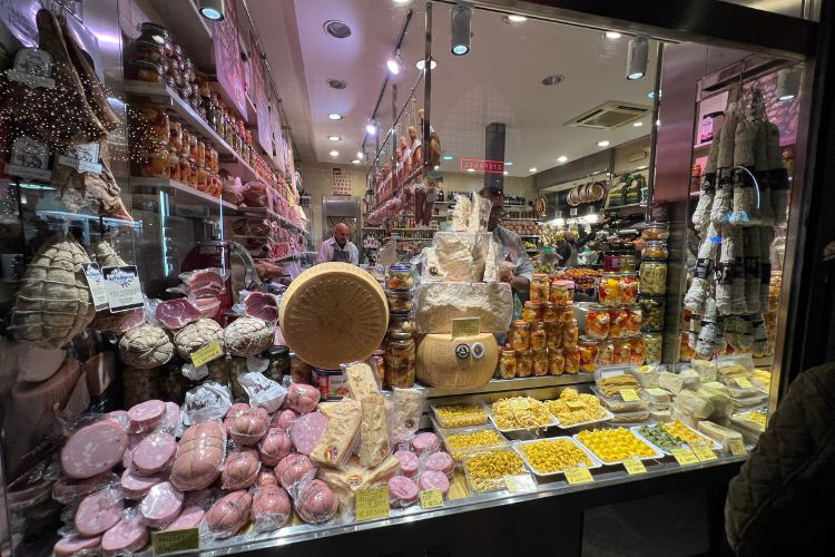 Lasagne, mortadella and tortellini: the iconic food that you MUST try in Bologna