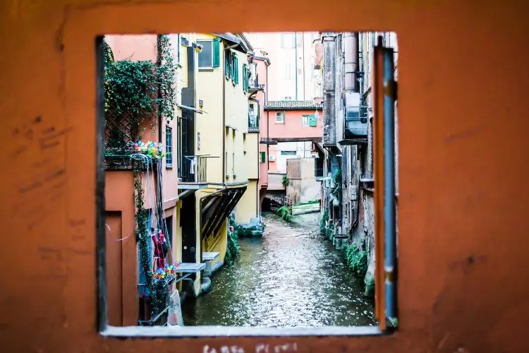 La finestrella di Bologna e i suoi canali nascosti